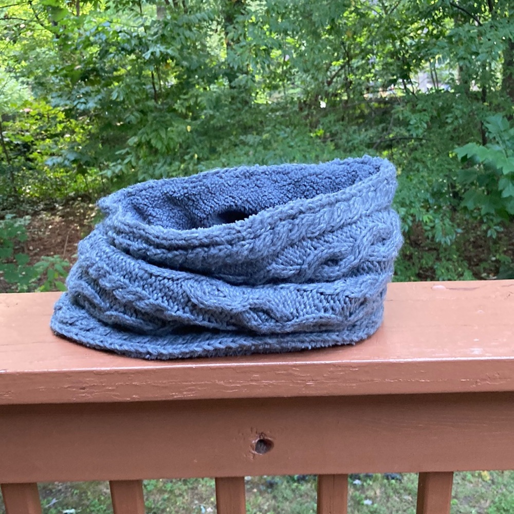 Bass grey cable knit scarf
